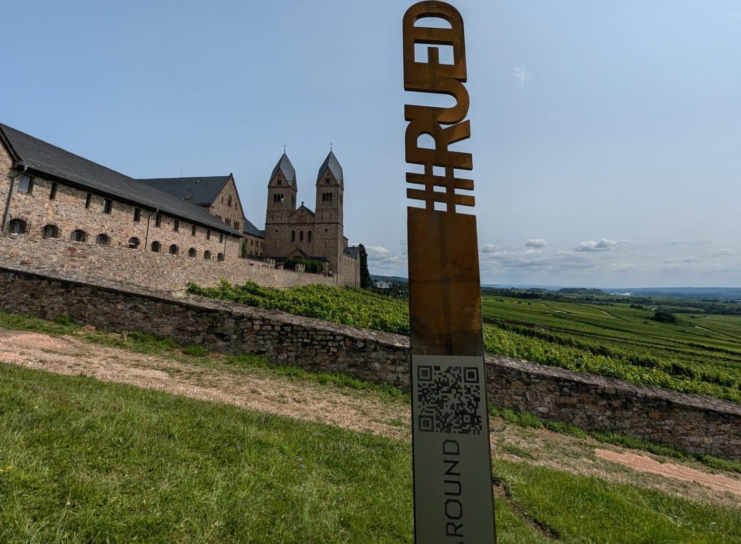 Gude Blick an der Abtei St. Hildegard mit QR-Code | © Birgit Bien Gude Blick an der Abtei St. Hildegard mit QR-Code | © Birgit Bien