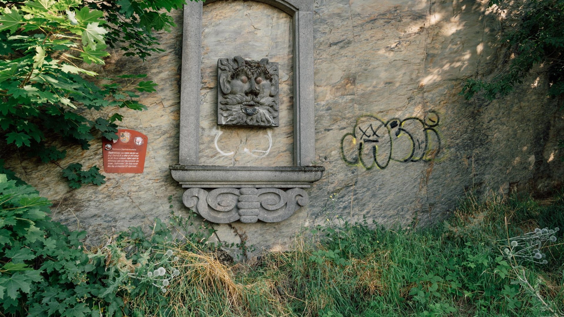 Fenstersims von Schloss Friedrichstein | &copy; Zimpfer_Photography