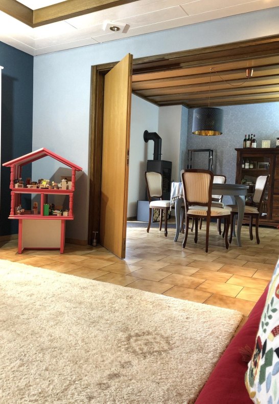 Wohnzimmer + Spielecke + Kamin | &copy; Ferienwohnung Sch&ouml;ne Auszeit Spay