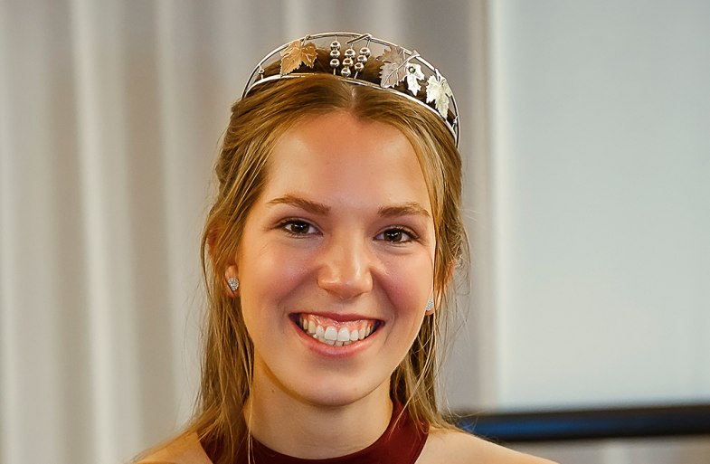 Mittelrhein-Weinkönigin 2023/2024 Julia | © Fotostudio Eidens-Holl Mittelrhein-Weinkönigin 2023/2024 Julia | © Fotostudio Eidens-Holl