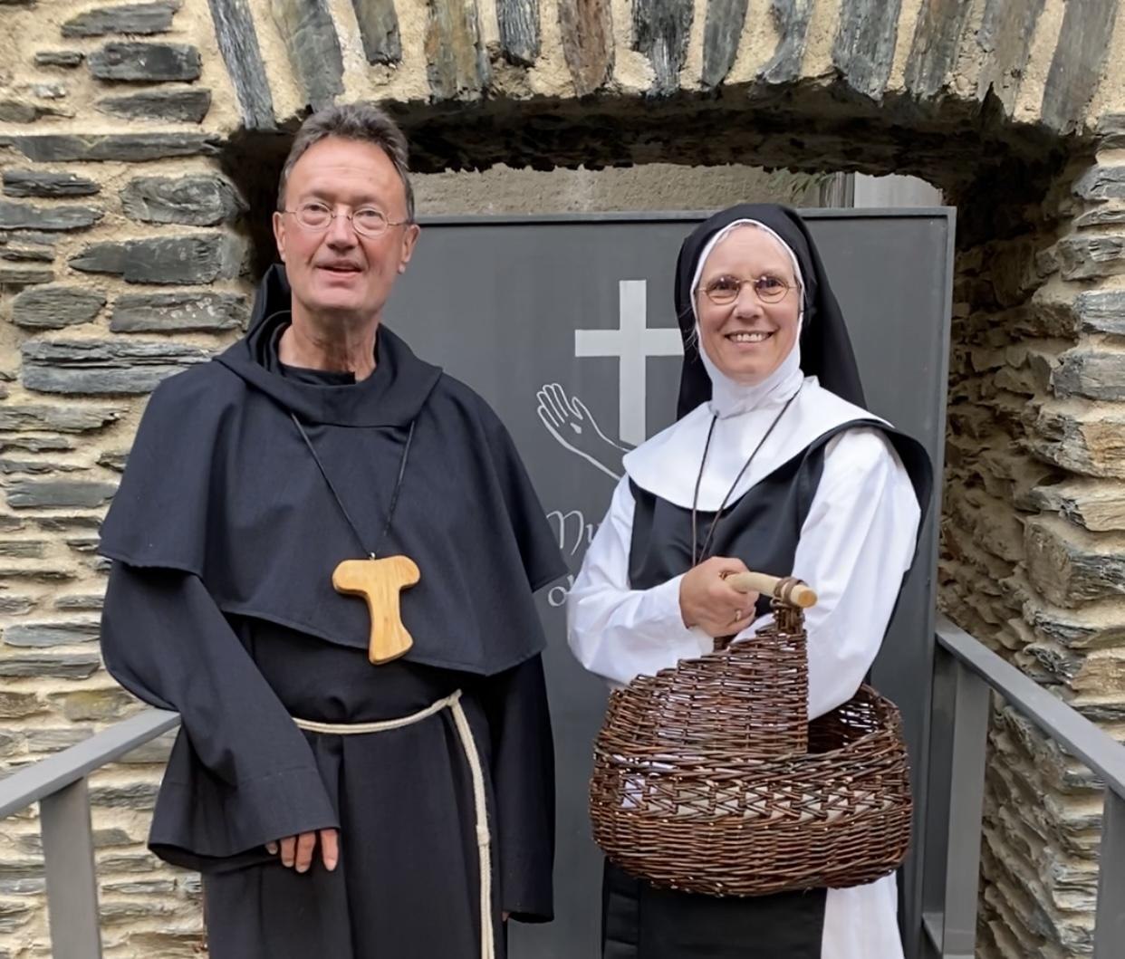 Nixnuzia und Heribert im Kloster | &copy; Reinfriede Scheer