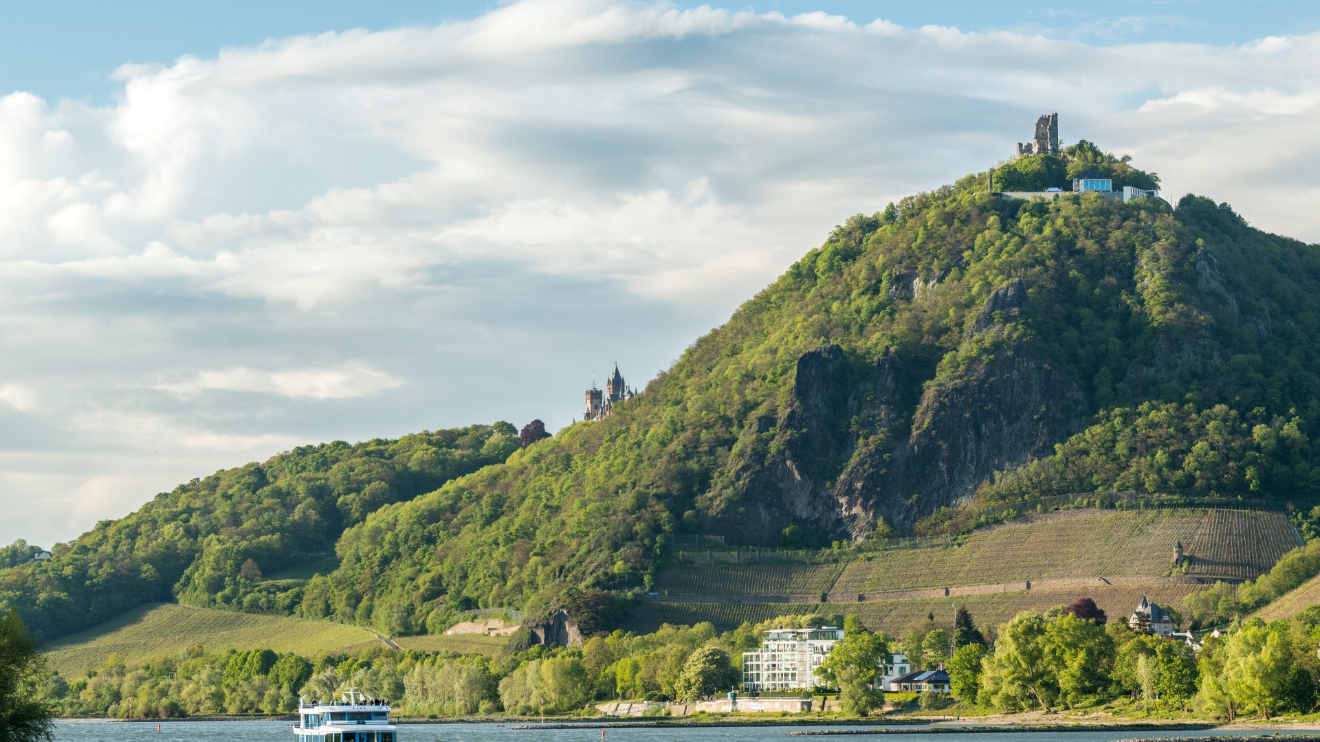 Schifffahrt vor dem Drachenfels bei K&ouml;nigswinter | &copy; Dominik Ketz