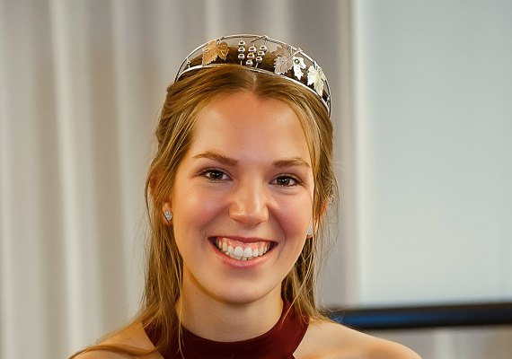 Mittelrhein-Weinkönigin 2023/2024 Julia | © Fotostudio Eidens-Holl Mittelrhein-Weinkönigin 2023/2024 Julia | © Fotostudio Eidens-Holl