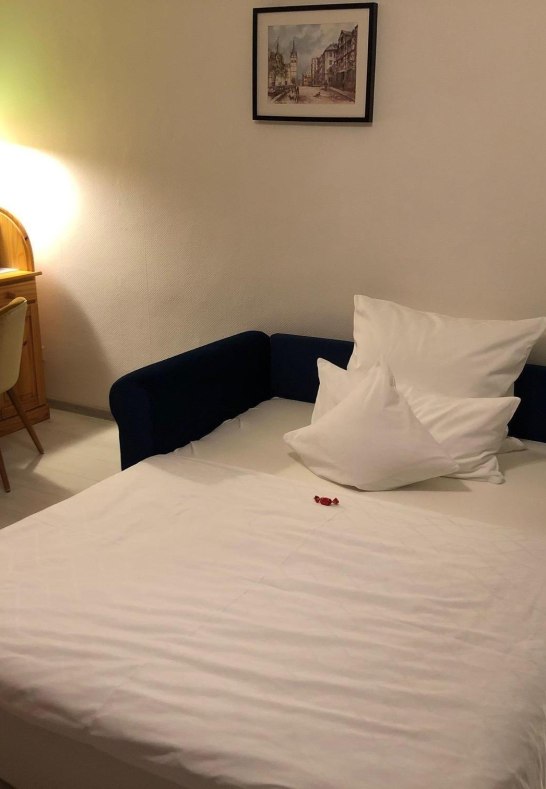 Schlafsofa im Wohnzimmer f&uuml;r dritte Person | &copy; Ulrike Rieden, FeWo Koblenz Rhein