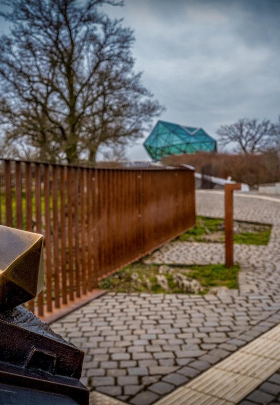 Gläserner Fels mit Bronzemodell | © Klaus Breitkreutz Gläserner Fels mit Bronzemodell | © Klaus Breitkreutz