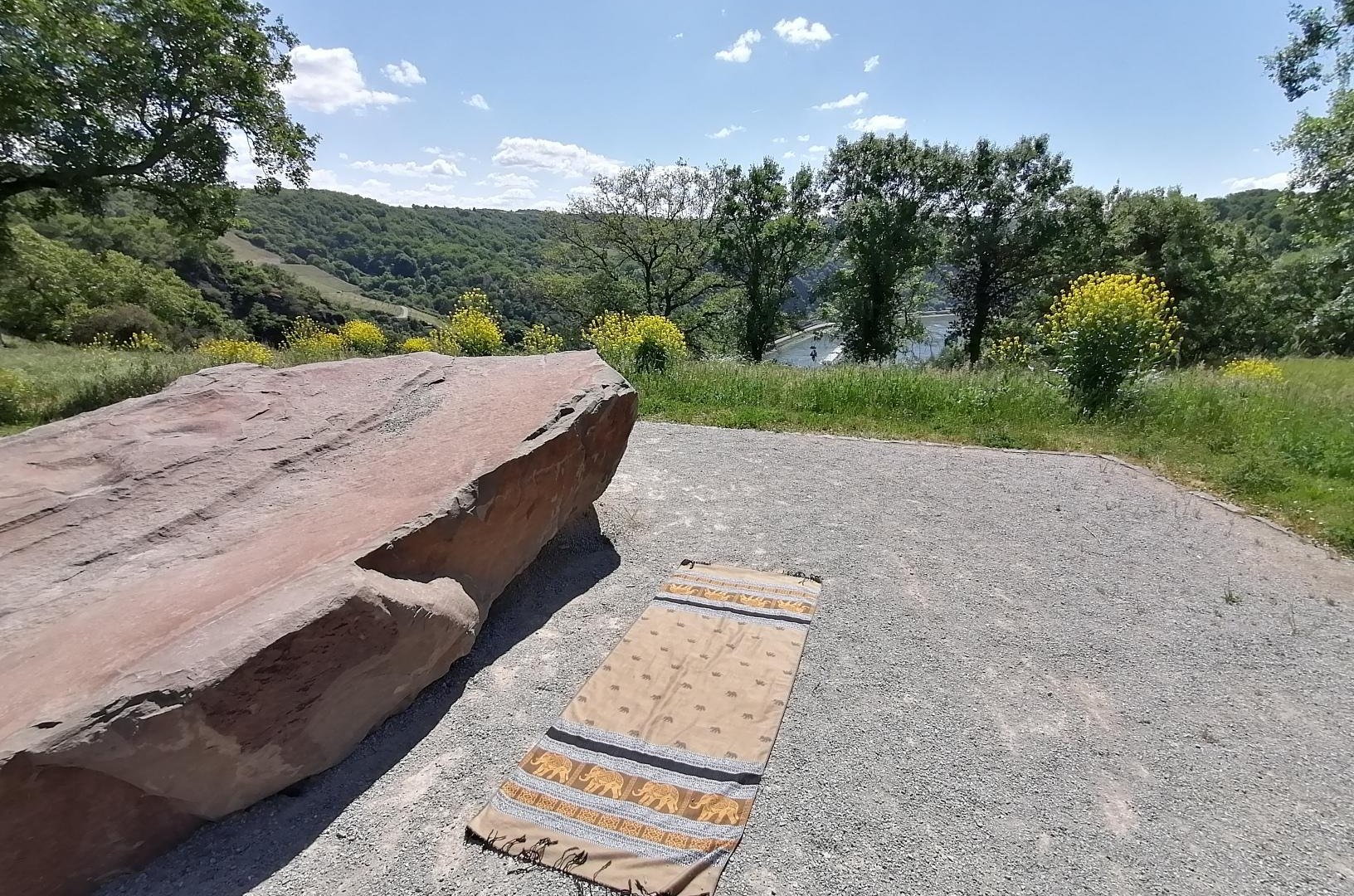 Yoga auf der Loreley | © Dorothe Struschka