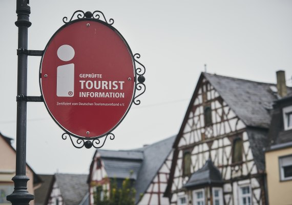 Tourist-Info Erlebnis Rheinbogen Schild | © Marco Rothbrust Tourist-Info Erlebnis Rheinbogen Schild | © Marco Rothbrust