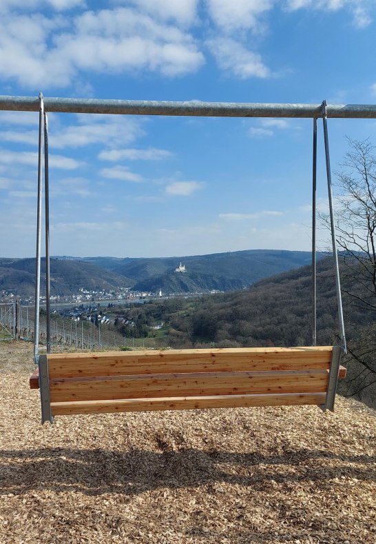 Schaukel und die Marksburg | © TI Erlebnis Rheinbogen Schaukel und die Marksburg | © TI Erlebnis Rheinbogen