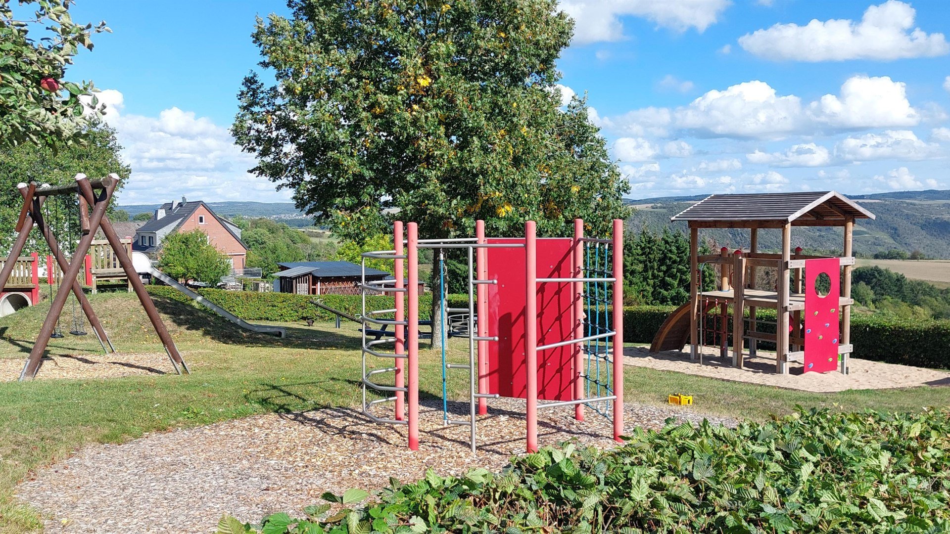 Kinderspielplatz mit Fernsicht | &copy; B. Vogt