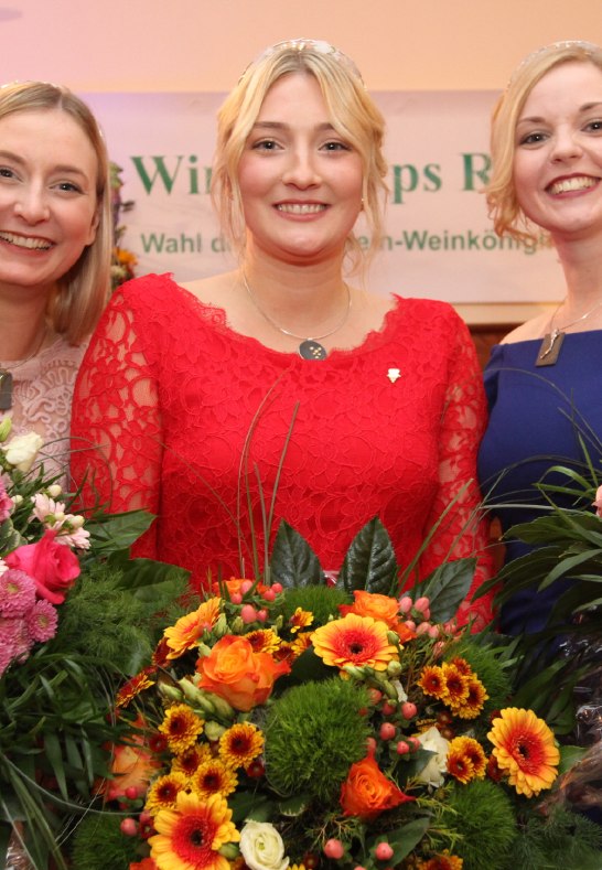 2018/2019 Prinzessin Lara, Königin Johanna, Prinzessin Julia | © Suzanne Breitbach 2018/2019 Prinzessin Lara, Königin Johanna, Prinzessin Julia | © Suzanne Breitbach