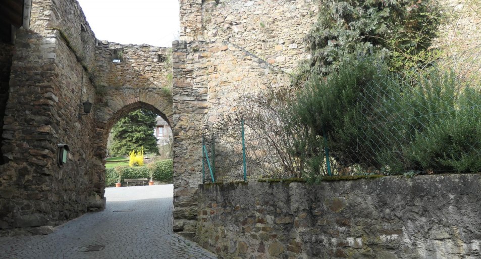 Neuwegstor+ Ringmauer | &copy; RNT