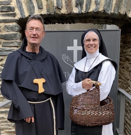 Nixnuzia und Heribert im Kloster | &copy; Reinfriede Scheer
