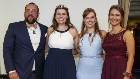 Gruppenfoto 52. Mittelrhein-Weinhoheiten | &copy; Fotostudio-und-Werbeagentur-Eidens-Holl