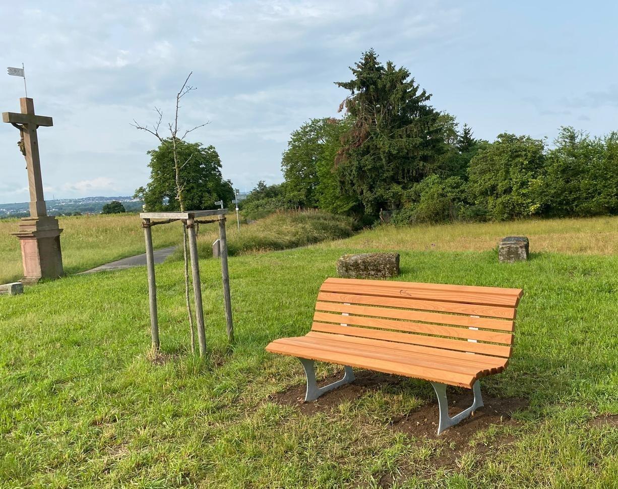 Bank Riesling Scheife Kostheim F&auml;hncheskreuz | &copy; Maren Gutberlet