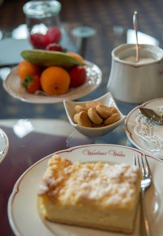 Kaffee und Kuchen im Superior Zimmer Panorama | &copy; Weinhaus Weiler