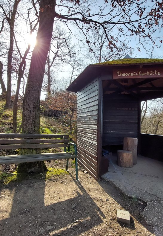 Hütte und Bank | © Tourist-Information Erlebnis Rheinbogen Hütte und Bank | © Tourist-Information Erlebnis Rheinbogen