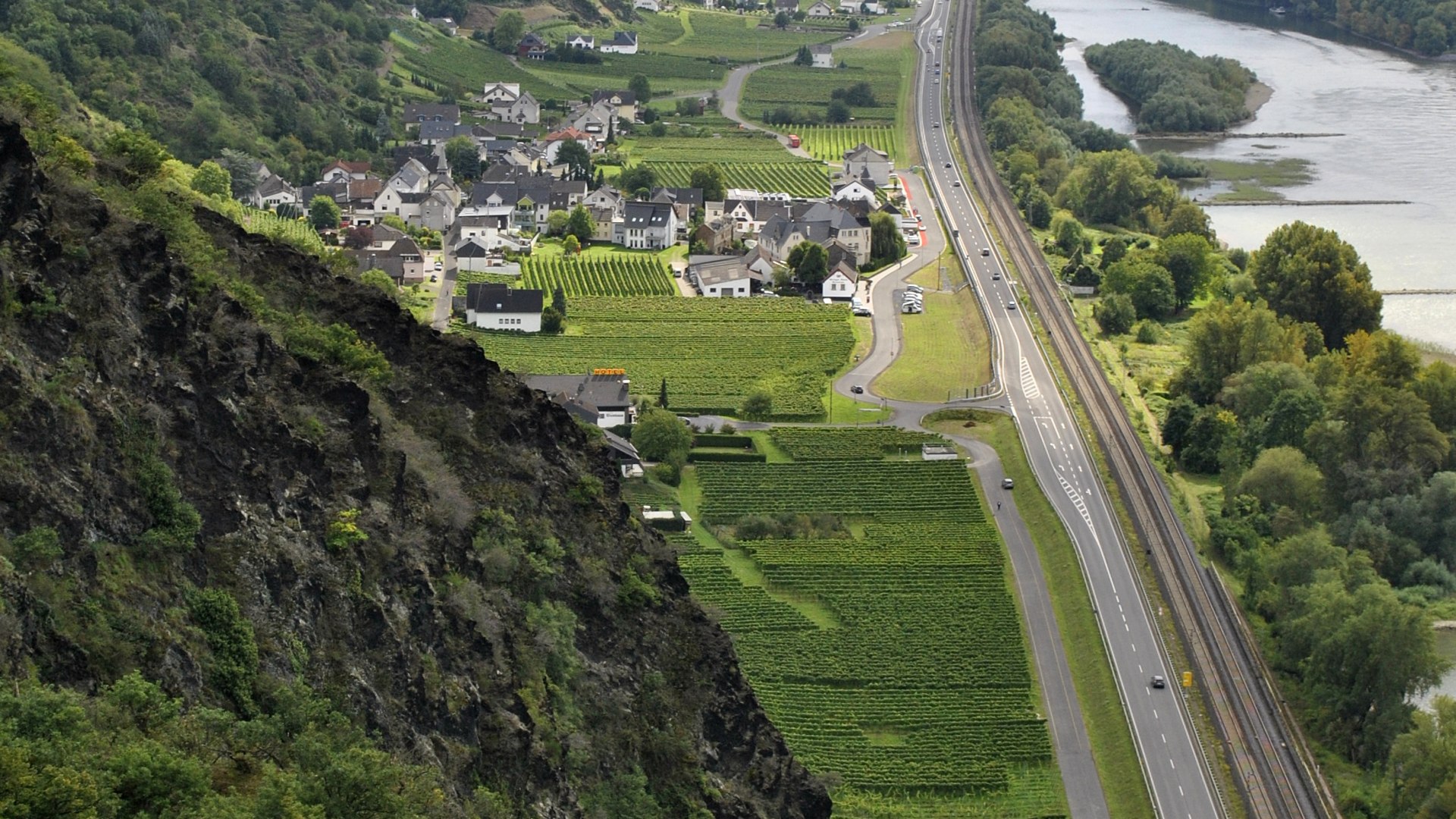 Hammerstein from Rheinbrohler Ley | &copy; M&aacute;el Milscothach [CC BY-SA 4.0 (https://creativecommons.org/licenses/by-sa/4.0)]