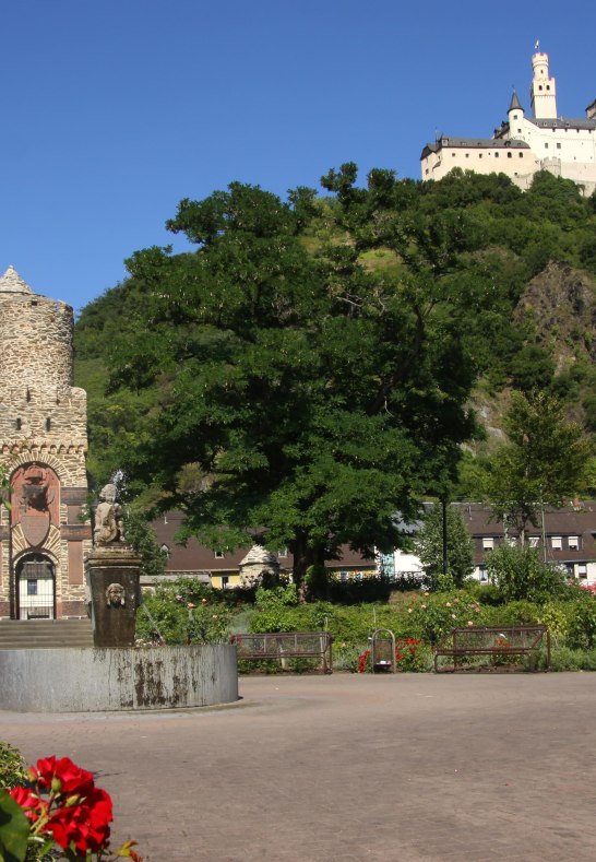 Kriegerdenkmal und Marksburg | © unbekannt Kriegerdenkmal und Marksburg | © unbekannt