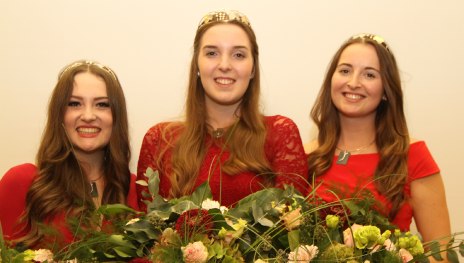 50. Mittelrhein-Weinkönigin Marie Dillenburger (Mitte) mit ihren Prinzessinen Johanna Sophie König (l.) und Wiebke Nohr (r.) | © Suzanne Breitbach 50. Mittelrhein-Weinkönigin Marie Dillenburger (Mitte) mit ihren Prinzessinen Johanna Sophie König (l.) und Wiebke Nohr (r.) | © Suzanne Breitbach