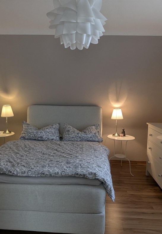 Schlafzimmer mit Doppelbett | &copy; Verena Kindermann