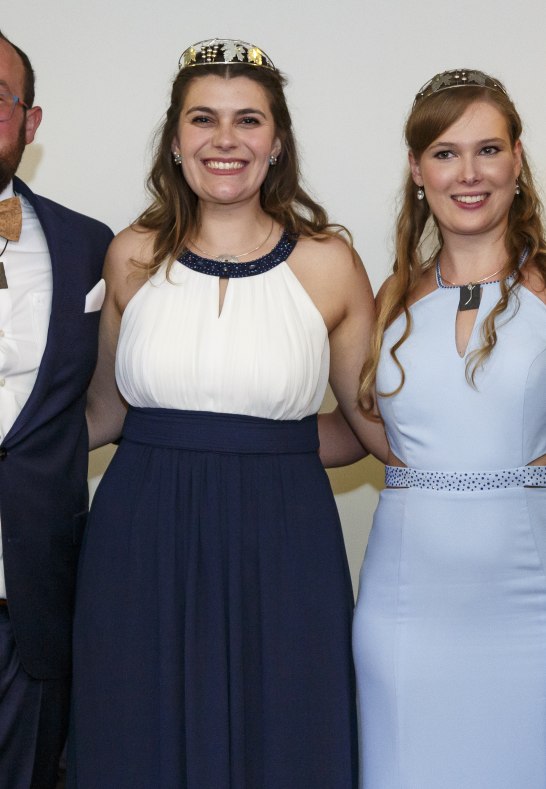 Gruppenfoto 52. Mittelrhein-Weinhoheiten | © Fotostudio-und-Werbeagentur-Eidens-Holl Gruppenfoto 52. Mittelrhein-Weinhoheiten | © Fotostudio-und-Werbeagentur-Eidens-Holl