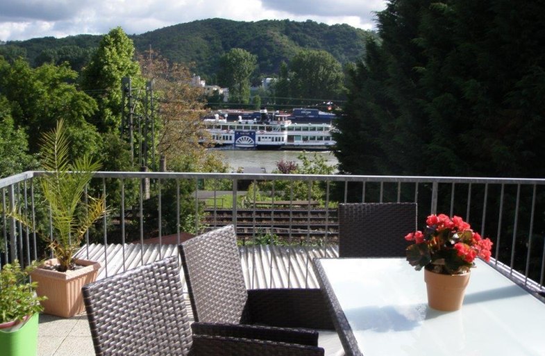 Terrasse mit Rheinblick | &copy; Hiltrud Evertz