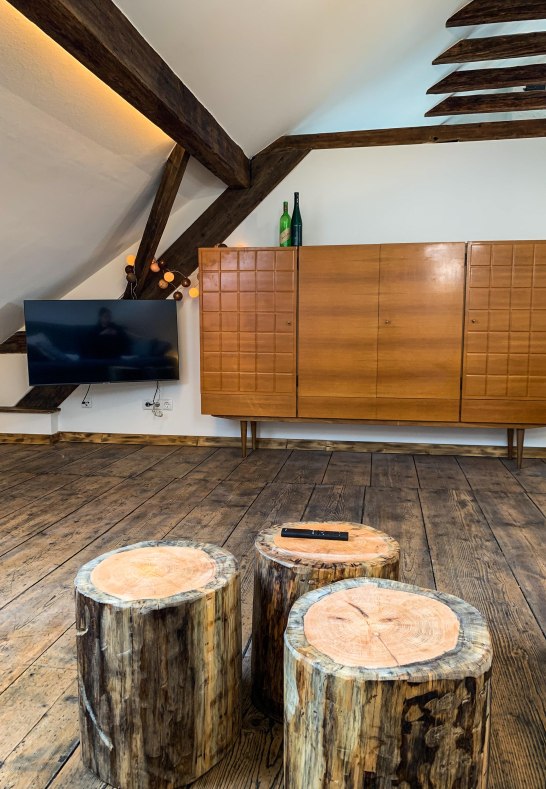 Atelier, Wohnzimmer mit UHD-TV | &copy; Greive