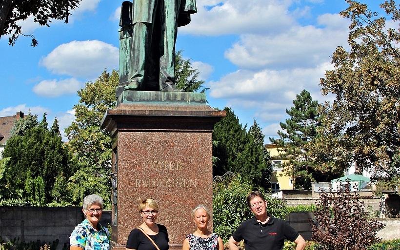 Besuch des Raiffeisendenkmals bei der Stadtführung | © A. Weller Besuch des Raiffeisendenkmals bei der Stadtführung | © A. Weller