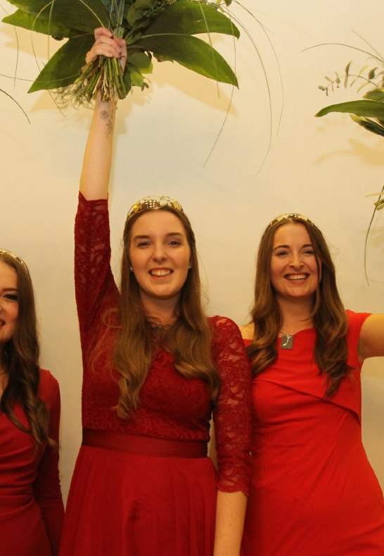 50. Mittelrhein-Weinkönigin Marie Dillenburger (Mitte) mit ihren Prinzessinen Johanna Sophie König (l.) und Wiebke Nohr (r.) | © Suzanne Breitbach 50. Mittelrhein-Weinkönigin Marie Dillenburger (Mitte) mit ihren Prinzessinen Johanna Sophie König (l.) und Wiebke Nohr (r.) | © Suzanne Breitbach