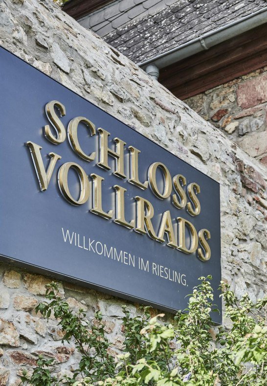 Schild Schloss Vollrads | &copy; Hessen Tourismus, Roman Knie