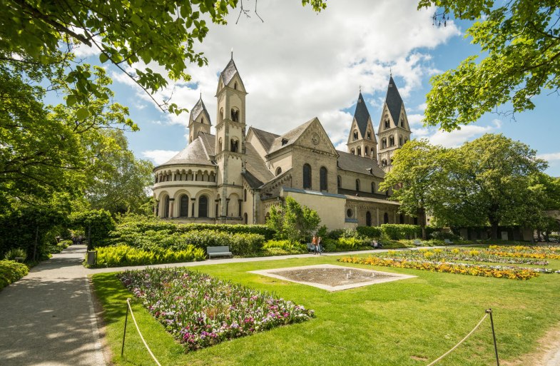 Blumenhof und Basilika | &copy; Koblenz-Touristik GmbH / Dominik Ketz