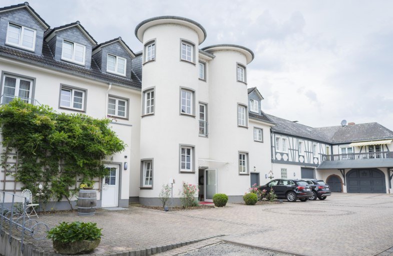 Julias Gutshotel Aussenansicht | &copy; Julia von Oetinger