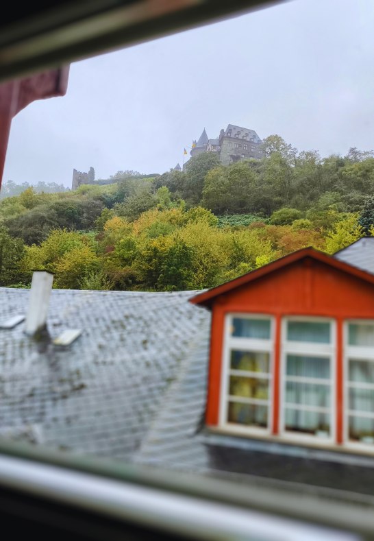 Castle view bedroom &ndash; Burg Stahleck | &copy; Moock