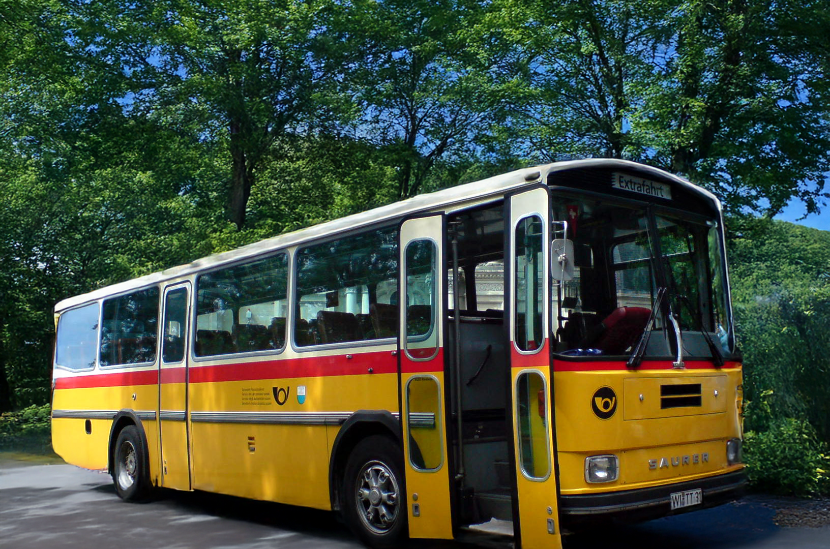 Nostalgietour im historischen Postbus (c) IkUM Gmb | &copy; Nostalgietour im historischen Postbus (c) IkUM GmbH (mit KI bearbeitet)