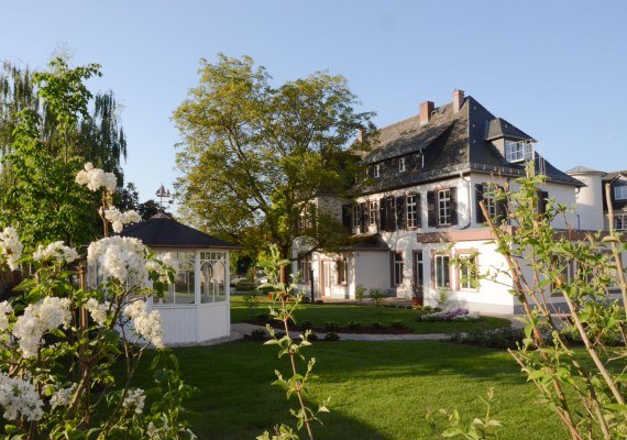 Julias Gutshotel Aussenansicht 2 | &copy; Julia von Oetinger