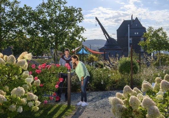 Garten mit altem Kran im Hintergrund | &copy; Klaus-Peter Kappest