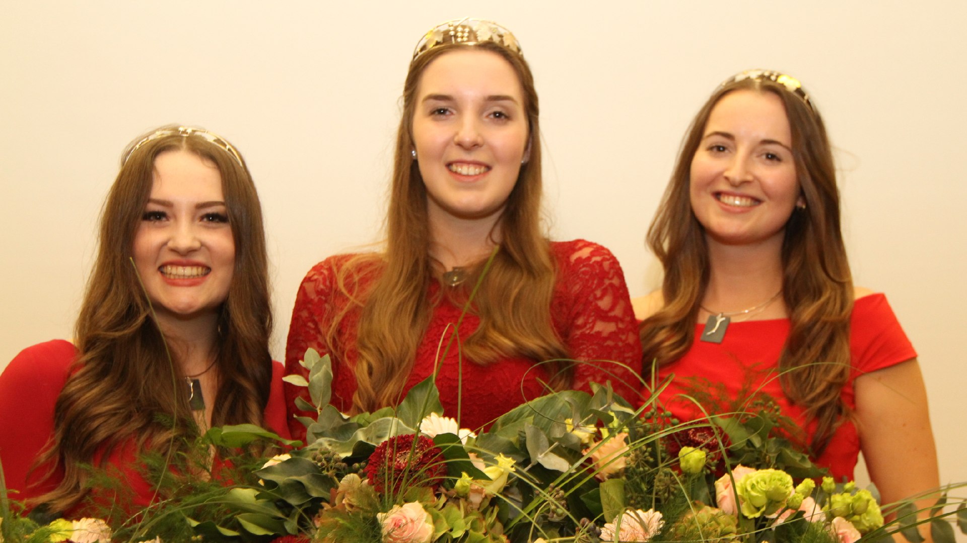 50. Mittelrhein-Weinkönigin Marie Dillenburger (Mitte) mit ihren Prinzessinen Johanna Sophie König (l.) und Wiebke Nohr (r.) | © Suzanne Breitbach 50. Mittelrhein-Weinkönigin Marie Dillenburger (Mitte) mit ihren Prinzessinen Johanna Sophie König (l.) und Wiebke Nohr (r.) | © Suzanne Breitbach